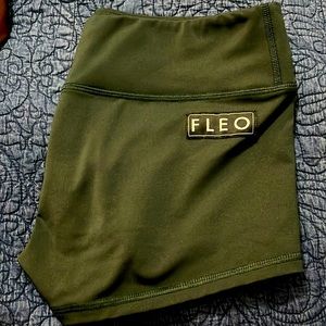 Fleo shorts size L